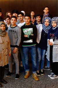 Eine Gruppe junger Menschen posiert für ein Gruppenbild.